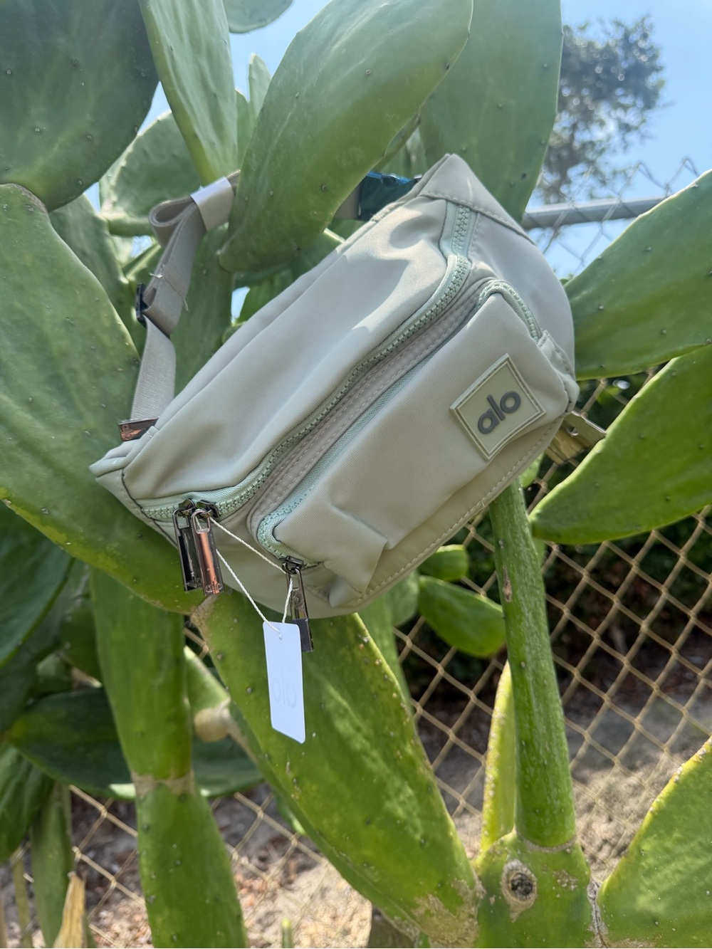 ALO Yoga Light Green Belt Bag / Fanny Pack - Picture 4 of 16